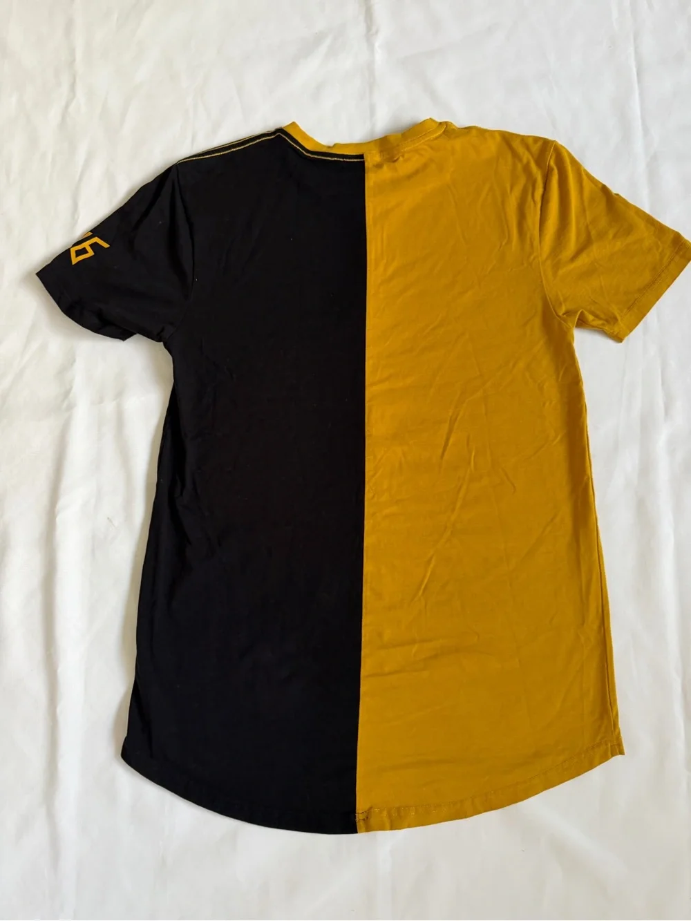 SALVATION Vertical Block Swoop Black & Yellow Short Sleeve Tee XS. T110